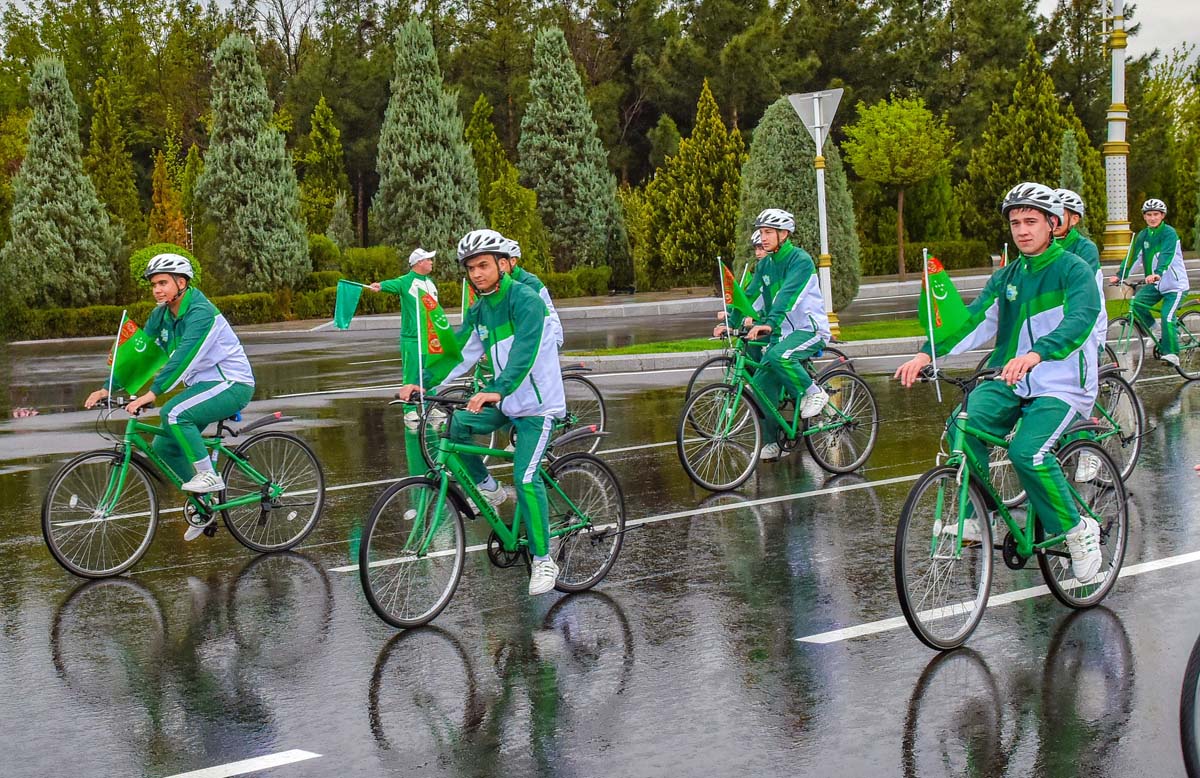 Президент Сердар Бердымухамедов принял участие в массовом велопробеге